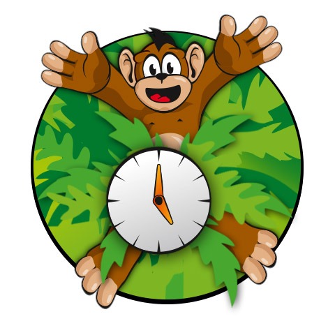 Mädchen klettert durch einen Hindernisparcour im Indoorspielplatz