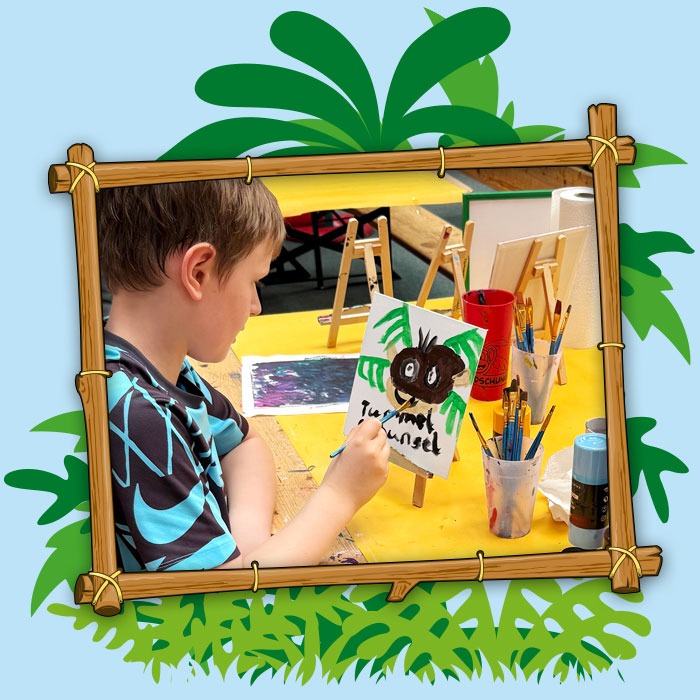 Ein Kind bemalt mit Pinsel und Acrylfarben eine Leinwand